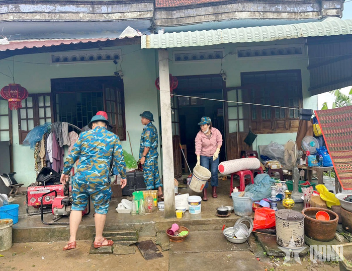 Cán bộ, chiến sĩ Trung đoàn 910, Trường Sĩ quan Không quân giúp Bà mẹ Việt Nam anh hùng Lê Thị Huệ dọn dẹp nhà cửa sau trận mưa lũ tháng 11-2025. 