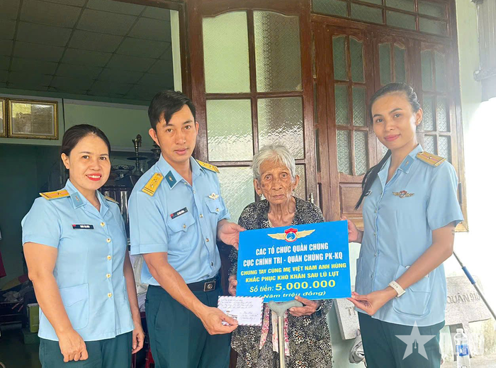 Đại diện các tổ chức quần chúng của Cục chính trị, Quân chủng Phòng không - Không quân tặng quà Bà mẹ Việt Nam anh hùng Lê Thị Huệ sau lũ lụt tháng 11-2025. 