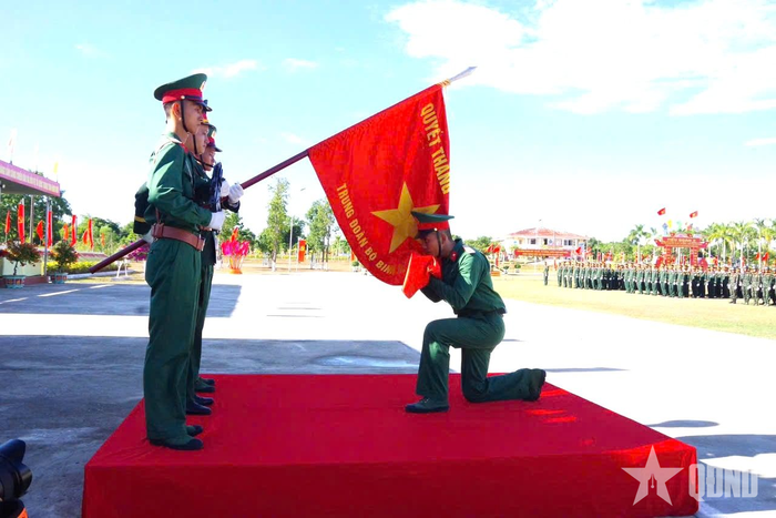  Chiến sĩ mới thực hiện nghi thức tuyên thệ dưới Quân kỳ Quyết thắng. 