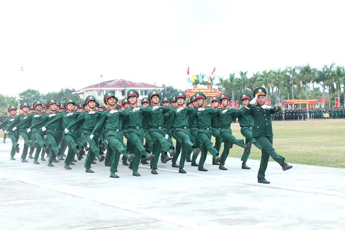  Chiến sĩ mới duyệt đội ngũ tại buổi lễ. 