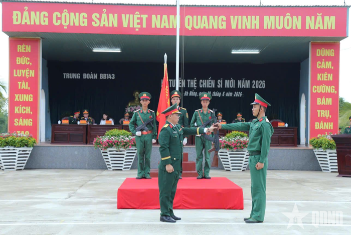  Thực hiện nghi thức trao súng cho chiến sĩ mới tại Lễ tuyên thệ. 
