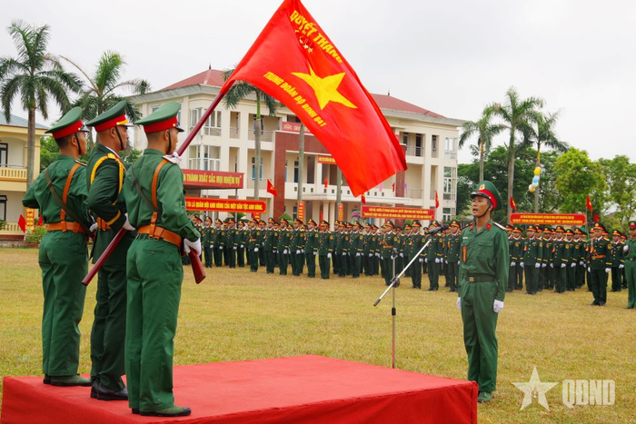 Chiến sĩ mới Trung đoàn 841 thực hiện nghi thức tuyên thệ.
