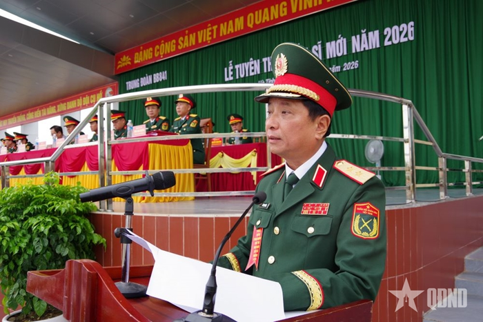 Trung tướng Hà Thọ Bình, Tư lệnh Quân khu 4 phát biểu chỉ đạo buổi lễ.