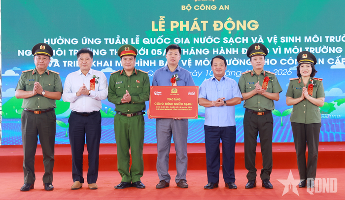 Ban tổ chức trao tặng Công trình nước sạch cho cán bộ, chiến sĩ và nhân dân xã Minh Quang, tỉnh Tuyên Quang.