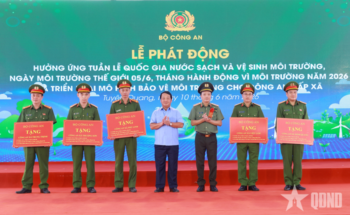 Trao quà tặng Công an các xã vùng sâu, vùng xa của tỉnh Tuyên Quang.