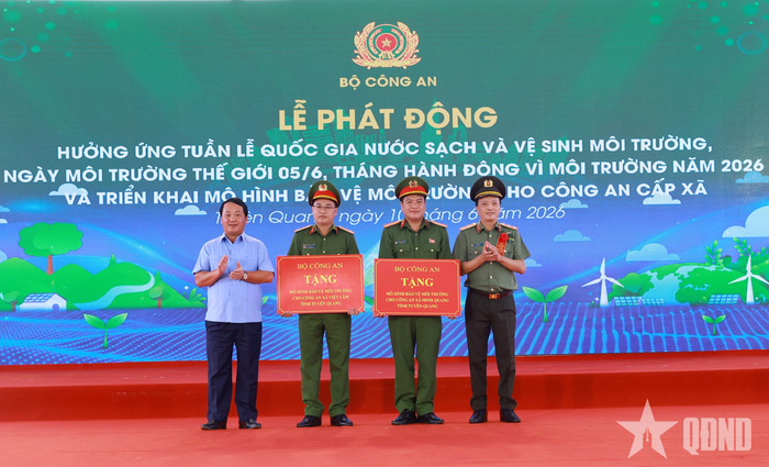 Đồng chí Hầu A Lềnh, Ủy viên Trung ương Đảng, Bí thư Tỉnh ủy Tuyên Quang và Trung tướng Đặng Hồng Đức trao Mô hình bảo vệ môi trường cho Công an xã Minh Quang và Công an xã Việt Lâm.