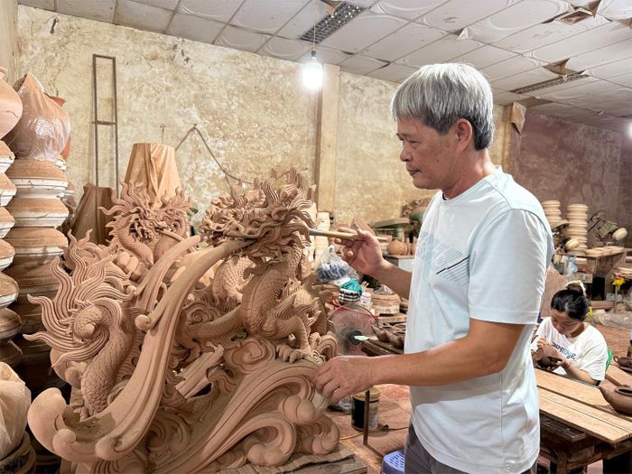 Nghệ nhân Đỗ Tùng Mậu ngày ngày vẫn có mặt tại xưởng sản xuất. Ảnh: Phạm Ngân