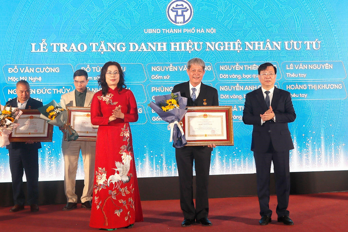 Lãnh đạo Sở Công Thương Hà Nội trao tặng danh hiệu Nghệ nhân Ưu tú cho Nghệ nhân Đỗ Tùng Mậu. Ảnh: NVCC