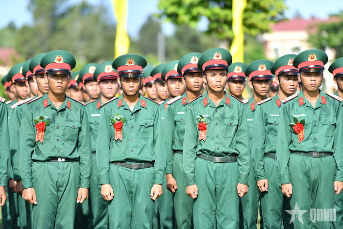 Màu da rám nắng khắc họa những ngày tháng huấn luyện gian khổ để chiến sĩ thêm trưởng thành.