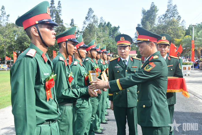 Chỉ huy Trung đoàn 3 khen thưởng các cá nhân có thành tích xuất sắc trong huấn luyện.