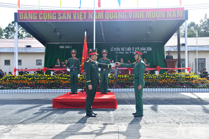 Nghi thức trao súng.