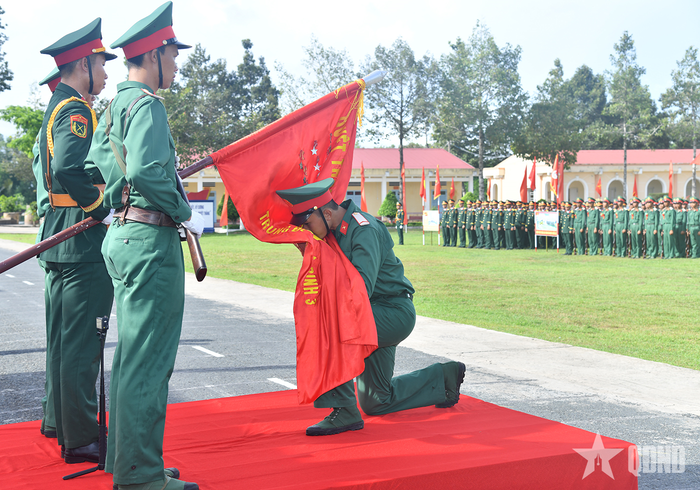 Chiến sĩ Trung đoàn 3 hôn Quân kỳ trong Lễ tuyên thệ.