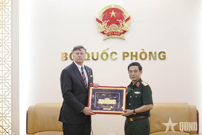 Đại tướng Phan Văn Giang và Phó ngoại trưởng Hoa Kỳ Christopher Landau trao tặng quà lưu niệm. 
