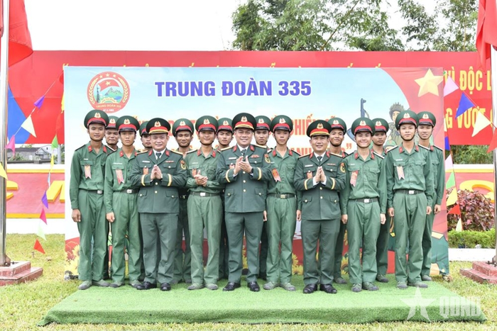 Lãnh đạo, chỉ huy Sư đoàn 324 chụp ảnh lưu niệm với chiến sĩ mới. 