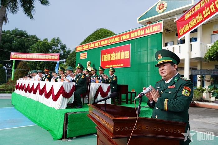  Đại tá Phạm Văn Thắng, Chỉ huy trưởng Ban chỉ huy Bộ đội Biên phòng tỉnh An Giang phát biểu tại buổi lễ. 