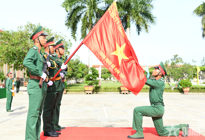 Chiến sĩ mới thực hiện nghi thức tuyên thệ. 