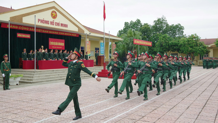 Các đồng chí chiến sĩ mới Trường Sĩ quan Lục quân 1 duyệt đội ngũ. 