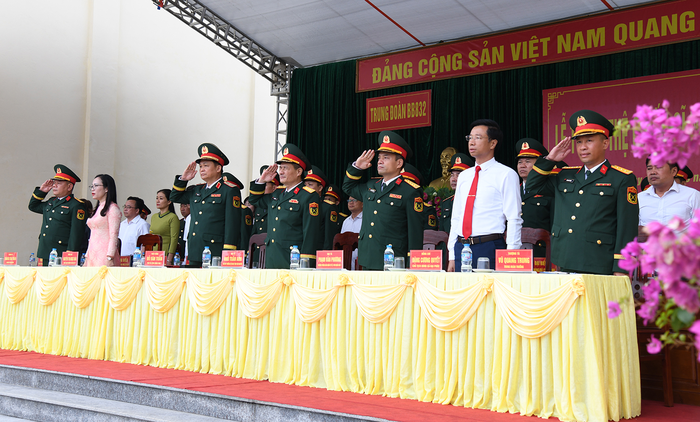 Các đại biểu tham gia nghi thức chào cờ tại buổi lễ. 