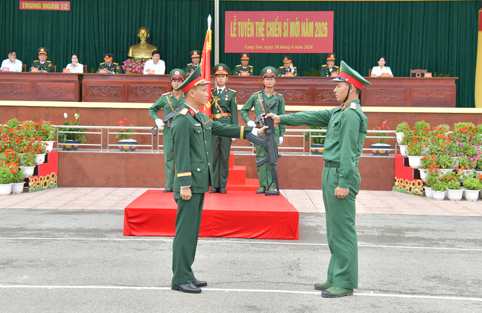 Thực hiện nghi thức trao vũ khí cho chiến sĩ mới. 