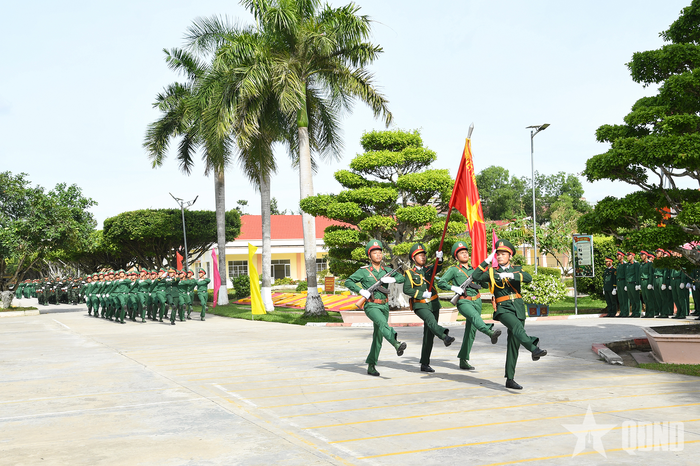Khối chiến sĩ mới duyệt đội ngũ. 