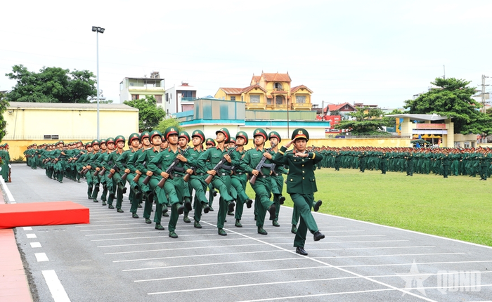 Chiến sĩ mới duyệt đội ngũ. 