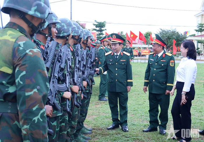  Thiếu tướng Lê Văn Cương, Phó tư lệnh Quân đoàn 34 động viên chiến sĩ mới Trung đoàn 24.