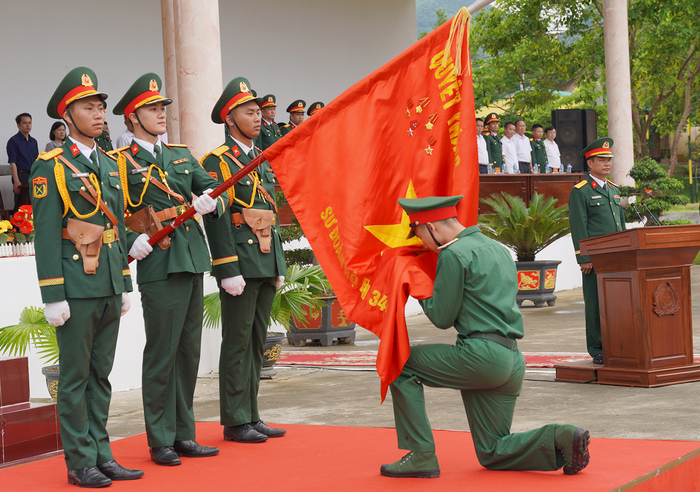 Chiến sĩ mới Sư đoàn 346 thực hiện nghi thức tuyên thệ dưới Quân kỳ Quyết thắng. 