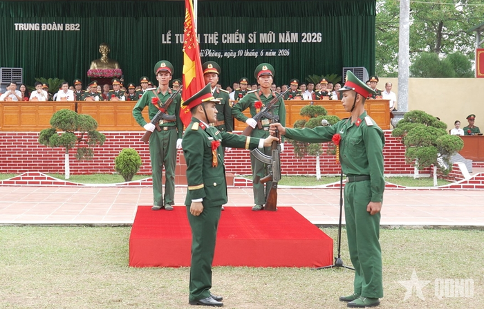 Thực hiện nghi thức trao súng cho chiến sĩ mới tại Lễ tuyên thệ. 