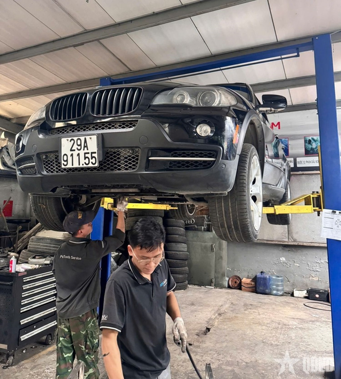 Nhân viên Công ty Cổ phần Công nghệ ô tô uy tín bảo dưỡng xe sau 10 ngày sử dụng xăng E10.