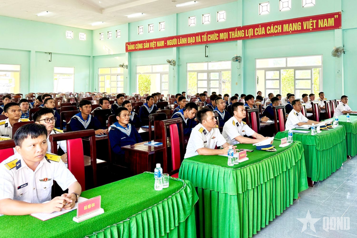 Các đại biểu dự khai mạc huấn luyện.