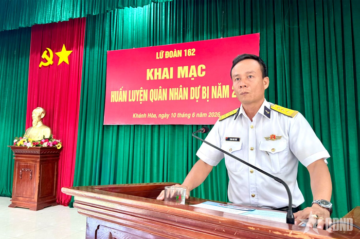 Thượng tá Phạm Anh Tuấn, Phó lữ đoàn trưởng, Tham mưu trưởng Lữ đoàn 162 phát biểu khai mạc huấn luyện.