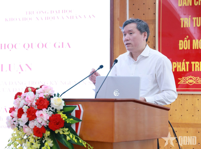  GS, TS Lê Văn Lợi, Ủy viên Trung ương Đảng, Chủ tịch Viện Hàn lâm Khoa học xã hội Việt Nam trình bày tham luận.