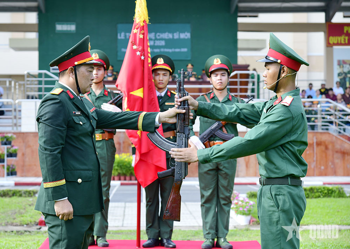Chỉ huy Trung đoàn Gia Định trao súng cho chiến sĩ.