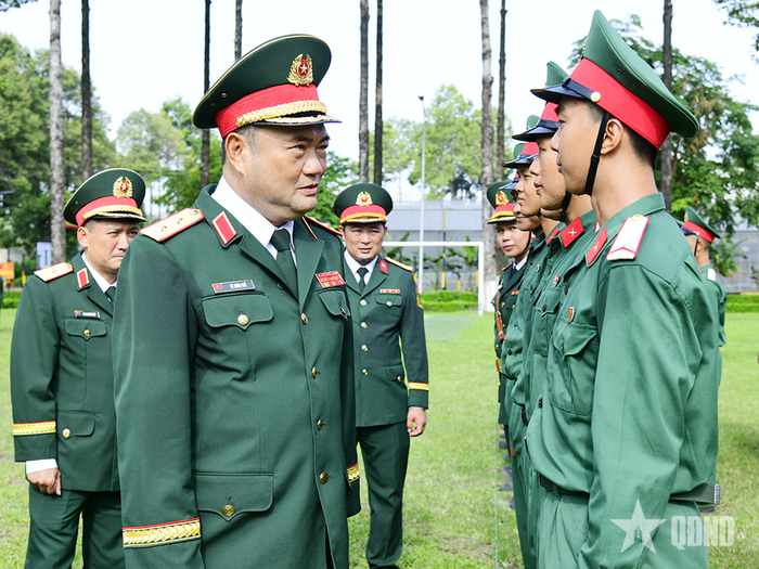 Trung tướng Lê Xuân Thế động viên chiến sĩ.