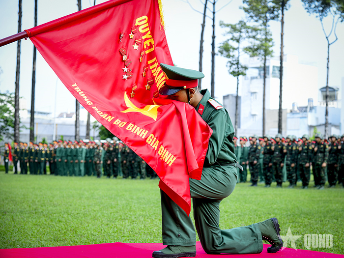 Chiến sĩ mới thực hiện nghi thức tuyên thệ.