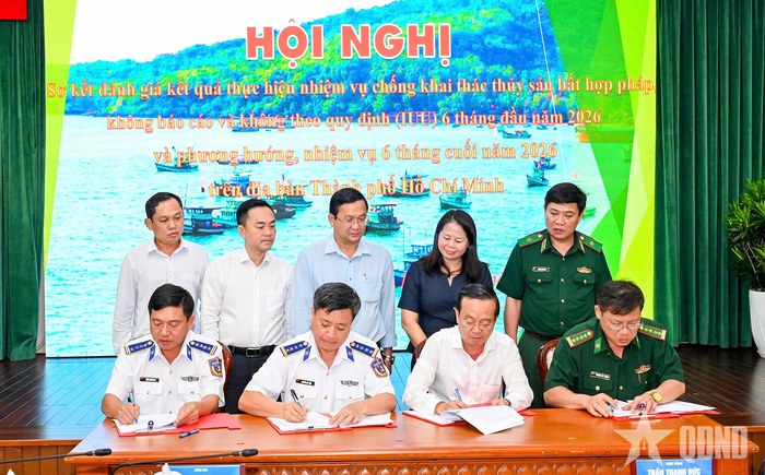 Các cơ quan, đơn vị ký kết quy chế phối hợp trong công tác phòng, chống IUU. Ảnh: MẠNH THẮNG