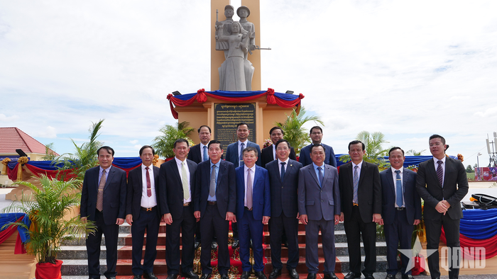 Thượng tướng Nguyễn Văn Gấu và các đại biểu Việt Nam dự lễ khánh thành. 