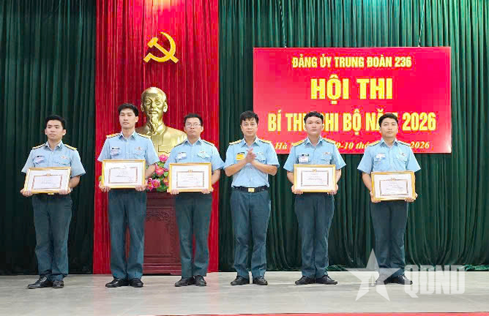 Chỉ huy Trung đoàn trao khen thưởng tặng các đồng chí có thành tích tốt trong hội thi.