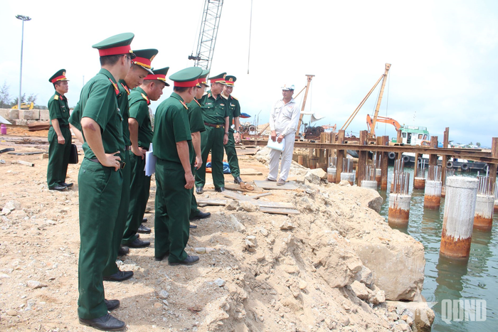  Thiếu tướng Hứa Văn Tưởng, Phó tư lệnh Quân khu 5 kiểm tra công trình xây dựng cầu cảng tại đơn vị. 