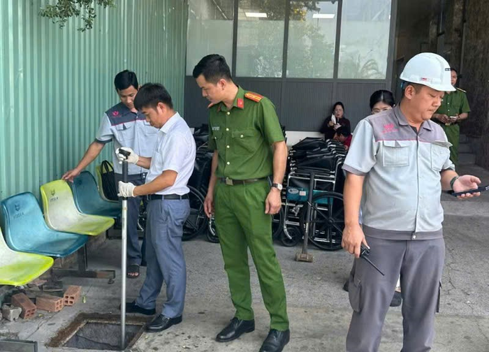 Cơ quan chức năng kiểm tra việc xả thải của bệnh viện S.I.S Cần Thơ. Ảnh: Công an cung cấp