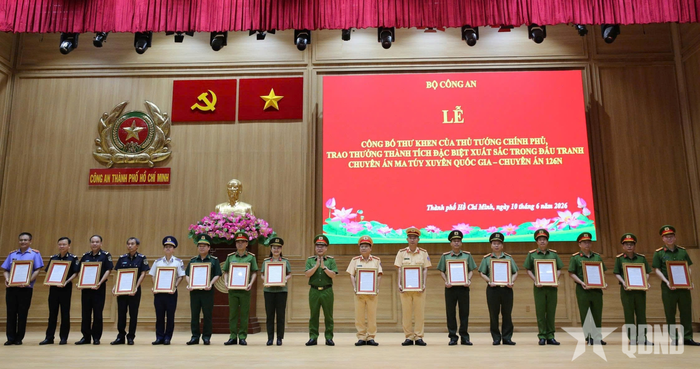 Trao thưởng lực lượng tham gia đánh án. Ảnh đơn vị cung cấp