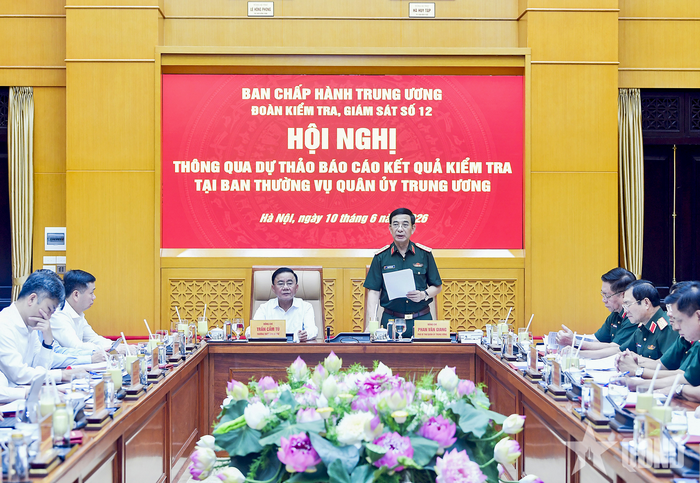 Đại tướng Phan Văn Giang, Ủy viên Bộ Chính trị, Phó thủ tướng Chính phủ, Phó bí thư Quân ủy Trung ương, Bộ trưởng Bộ Quốc phòng phát biểu tại hội nghị. Ảnh: TRỌNG HẢI
