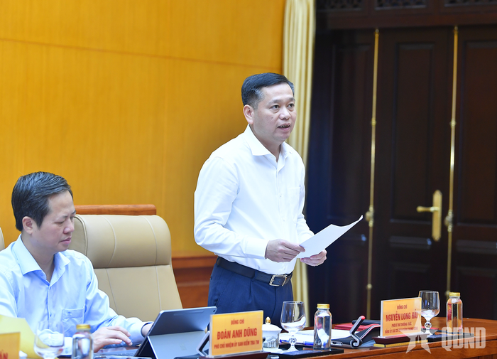 Đồng chí Nguyễn Long Hải, Ủy viên Trung ương Đảng, Phó bí thư Thường trực Đảng ủy các cơ quan Đảng Trung ương (Phó trưởng đoàn) trình bày Dự thảo báo cáo kết quả kiểm tra, giám sát (đợt 2) tại hội nghị.