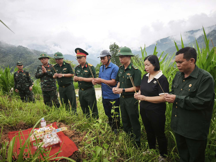 Cán bộ, chiến sĩ Đội Tìm kiếm, quy tập hài cốt liệt sĩ, Bộ CHQS tỉnh Tuyên Quang cùng đại diện cấp ủy, chính quyền địa phương dâng hương tri ân liệt sĩ trước khi thực hiện công tác cất bốc, quy tập. 