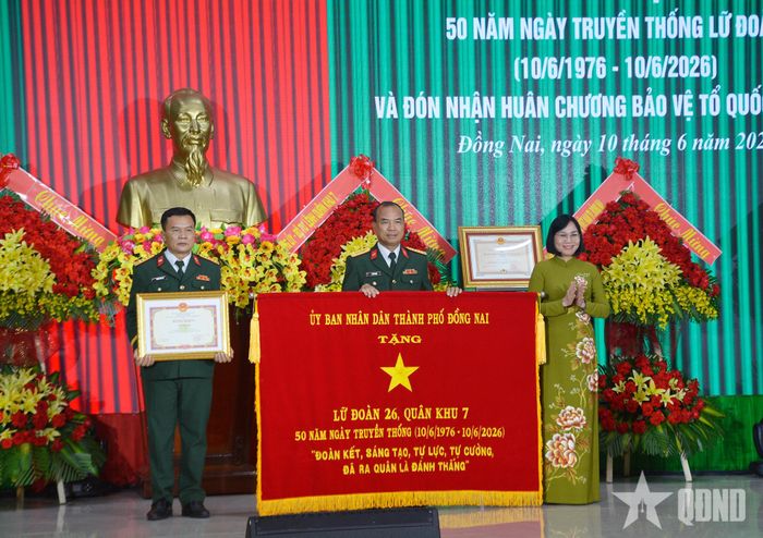 Đồng chí Nguyễn Thị Hoàng trao bức trướng của UBND TP Đồng Nai tặng đơn vị.