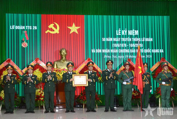 Thừa ủy quyền của Chủ tịch nước, Trung tướng Lê Xuân Thế trao Huân chương Bảo vệ Tổ quốc hạng Ba tặng Lữ đoàn Tăng thiết giáp 26.