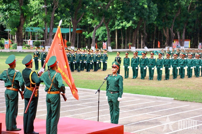 CSM Trung đoàn 584 tuyên thệ dưới Quân kỳ Quyết thắng.