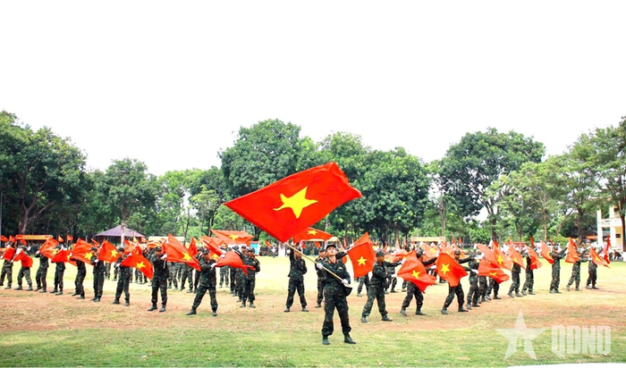 CSM Trung đoàn 584 đồng diễn múa cờ trong Lễ tuyên thệ.