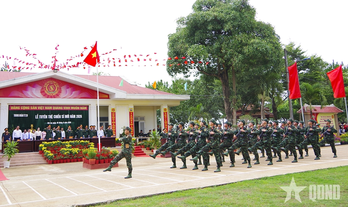 Duyệt đội ngũ tại lễ tuyên thệ CSM.