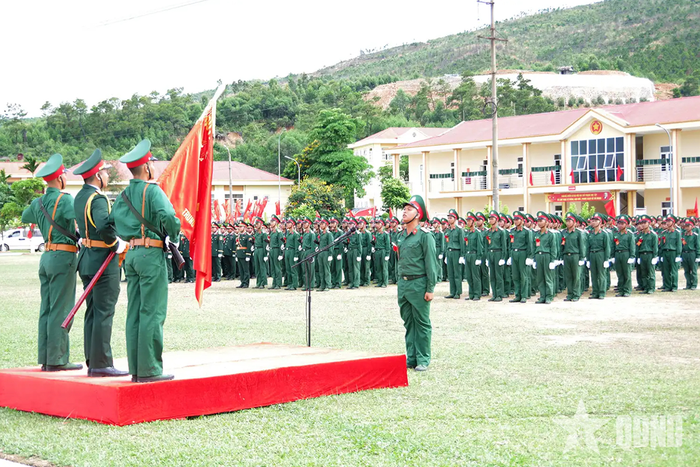 Chỉ huy Trung đoàn 244 trao vũ khí cho chiến sĩ mới.